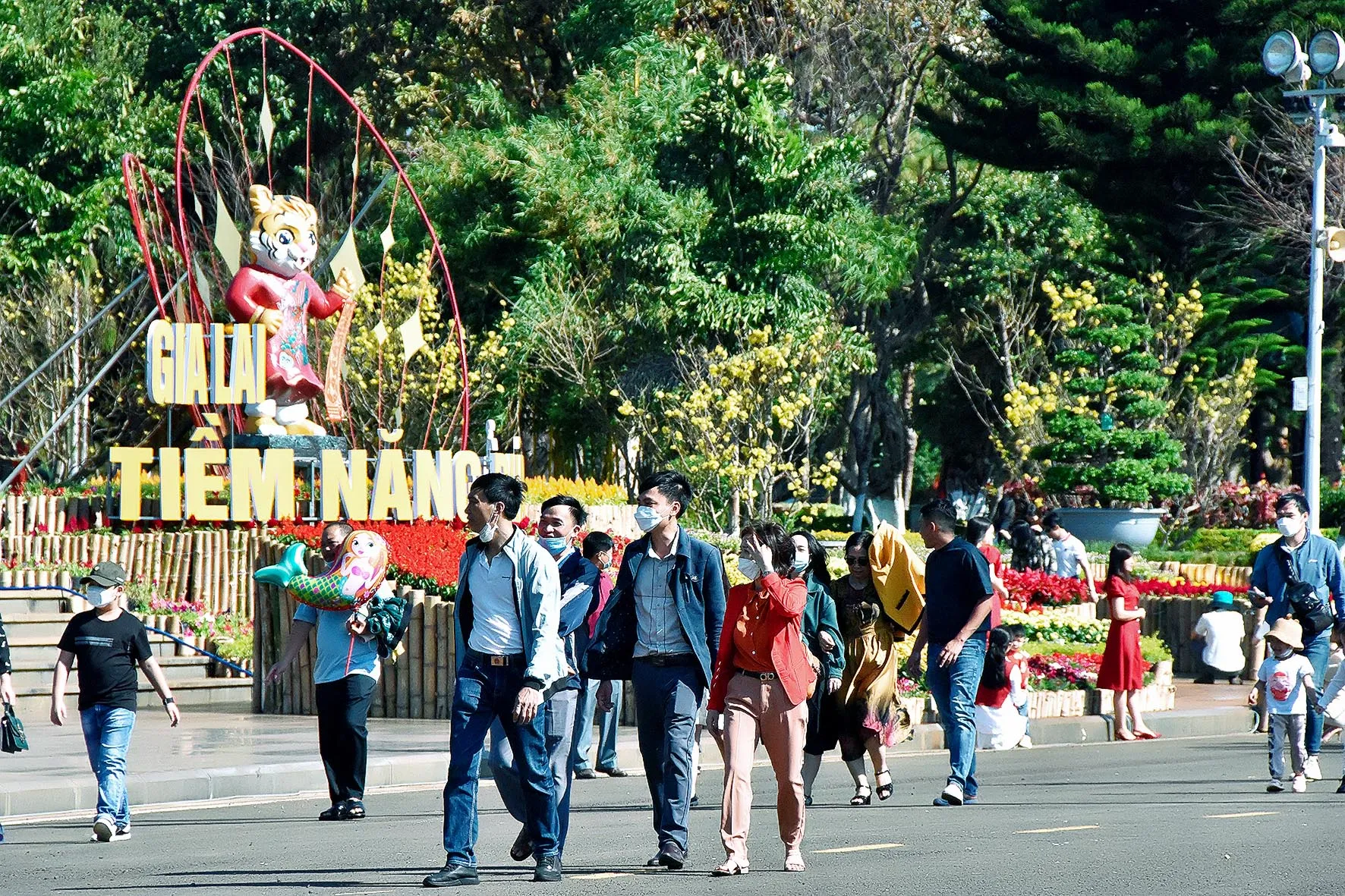 Vé máy bay Tết đi Pleiku giá bao nhiêu 2 Ai nấy đều phấn khởi, hạnh phúc đón một năm mới cùng những người thân yêu thương