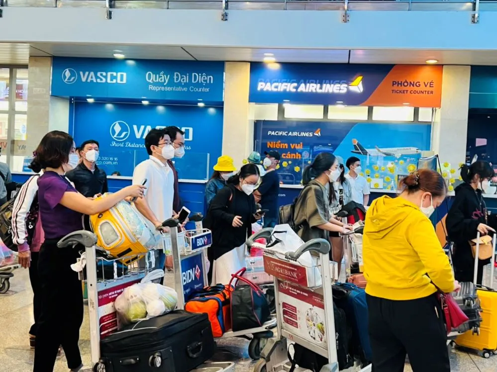 Ai nấy đều háo hức, tay xách nách mang bao nhiêu quà biếu Tết gia đình