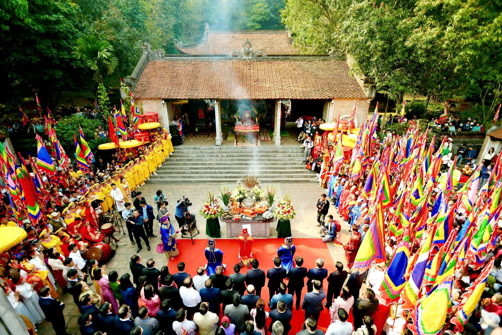 Người dân tụ họp tập trung về để tham gia lễ hội truyền thống đầu năm