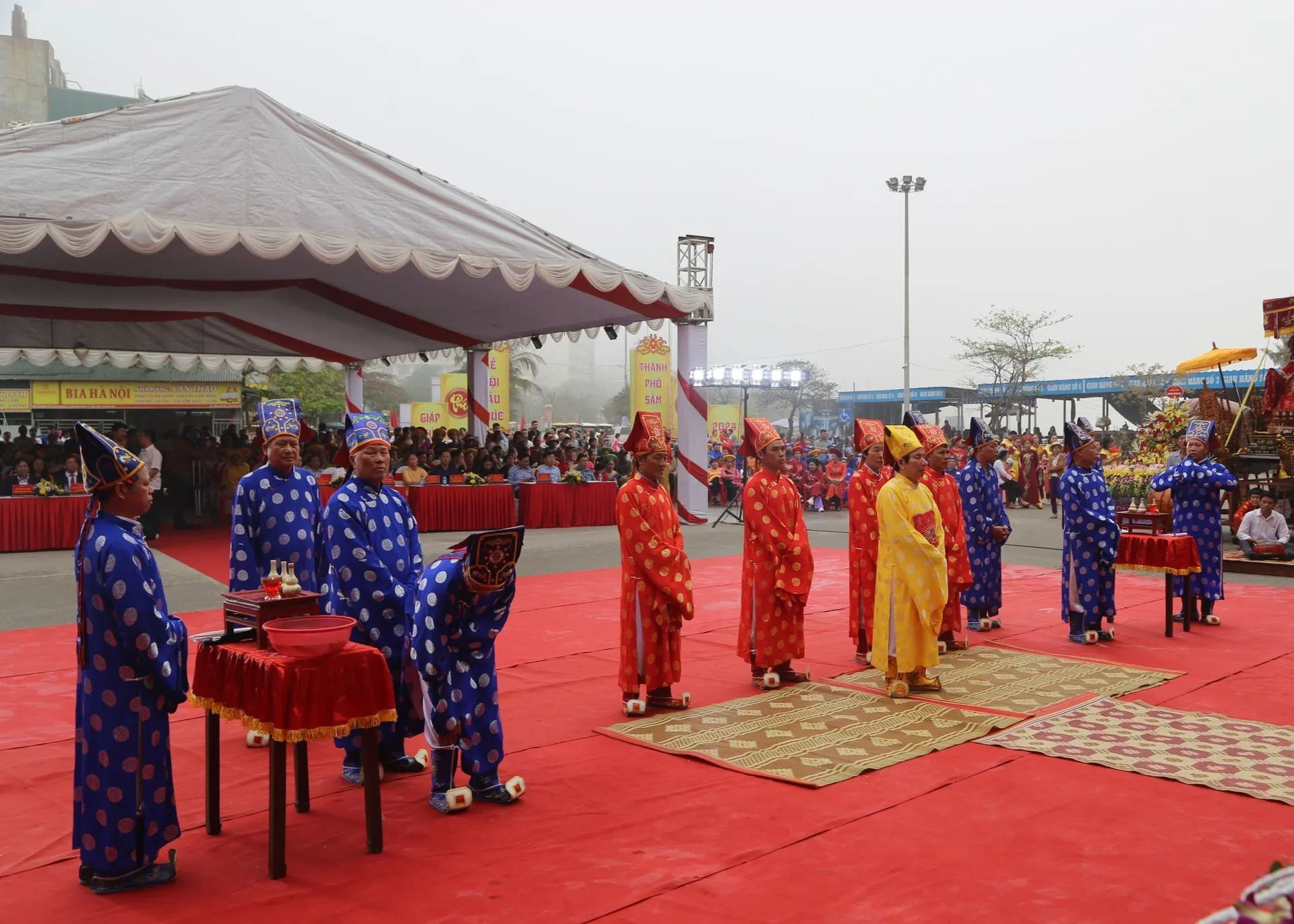 Vé máy bay Tết đi Thanh Hóa giá rẻ nhất 4 Đông đúc người tham gia hội cầu phúc Đền Sòng hàng năm, mong cầu một năm mới bình an