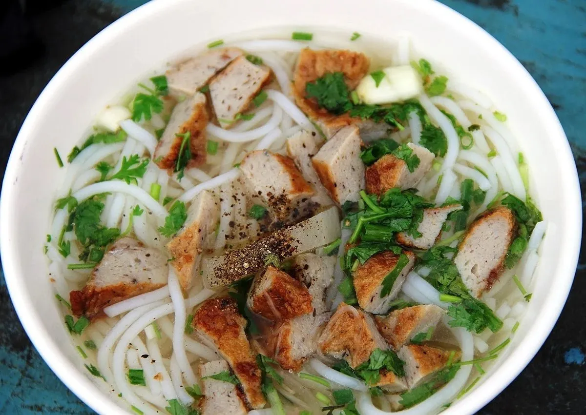 Thưởng thức tô bánh canh chả cá thơm ngon đậm vị miền Trung