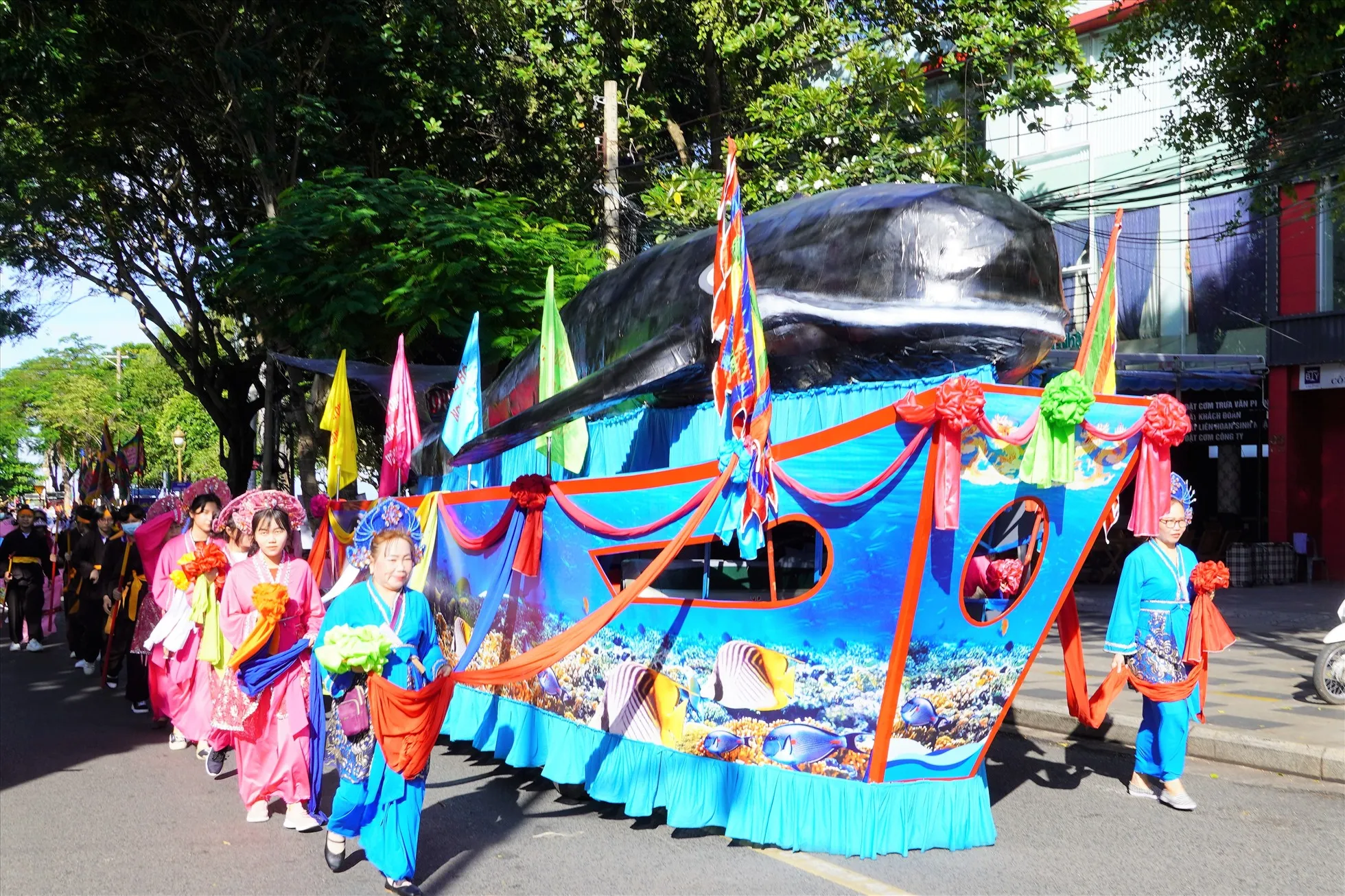 Vé máy bay tết đi Côn Đảo giá rẻ chỉ từ 1.200.000 VNĐ 5 Lễ hội Nghing Ông là một lễ hội truyền thống được tổ chức hàng năm