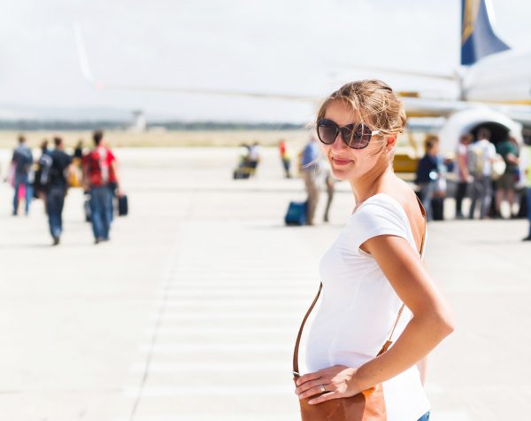 Có nên đi máy bay khi mang thai