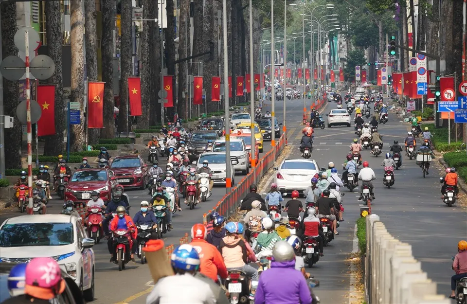 Vé máy bay mùng 5 Tết, trở lại nhịp sống quen thuộc 3 Sau Tết, người dân trở lại Sài Gòn tiếp tục công việc dang dở