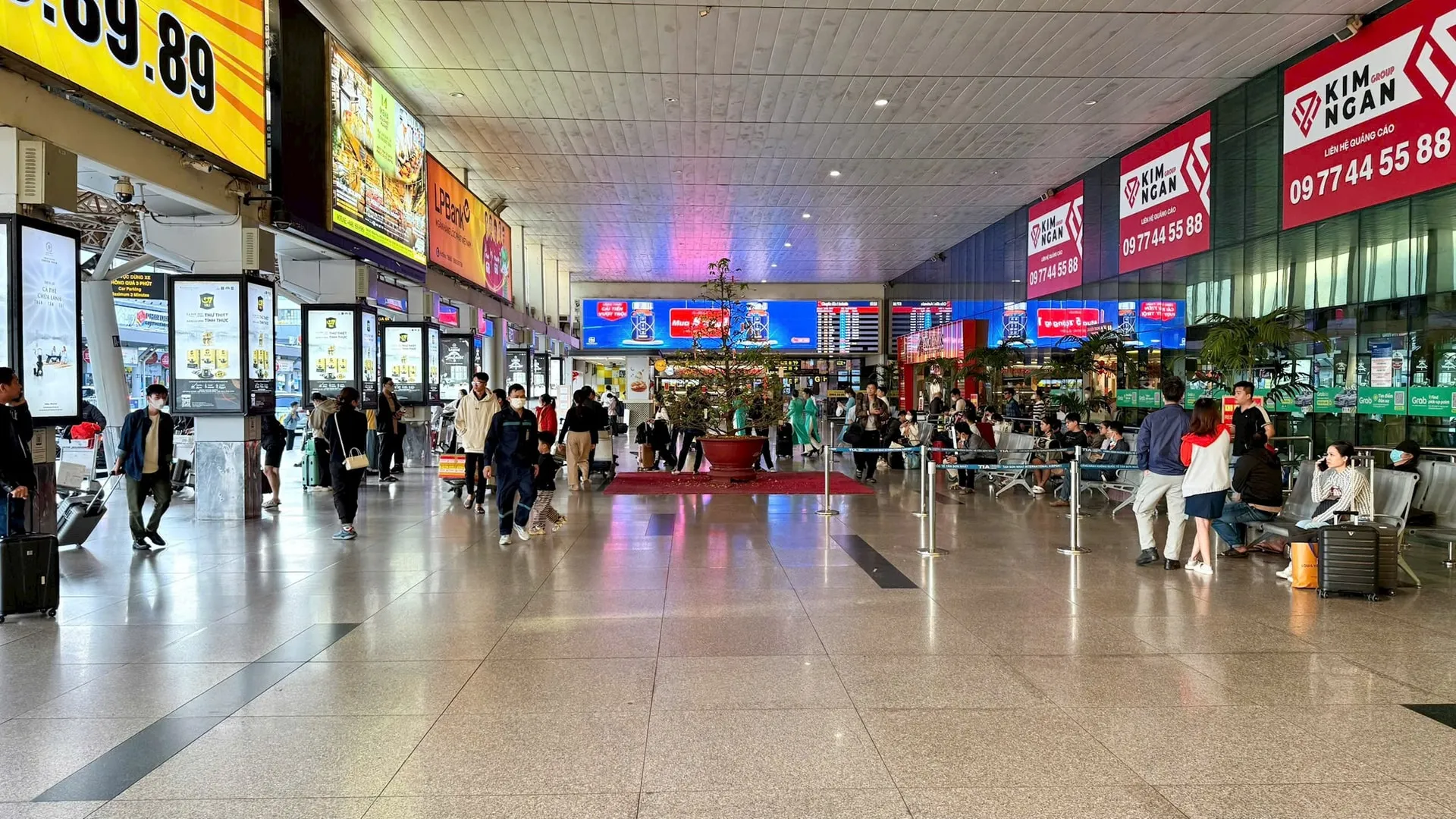 Cảnh sân bay mùng 7 Tết đã bắt đầu hạ nhiệt, không còn đông nghẹt người xếp hàng check-in