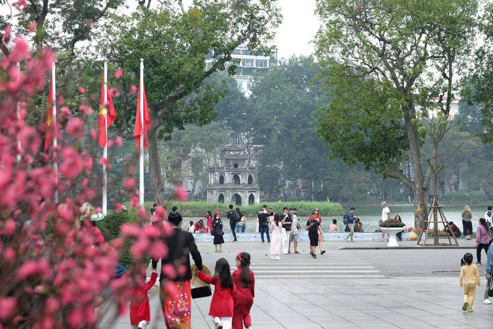 Vé máy bay Tết đi Hà Nội giá rẻ mới cập nhật 2 Không khí Tết ở Hà Nội mang một vẻ đẹp rất riêng