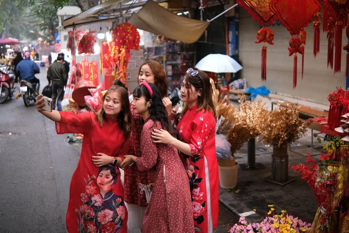 Vé máy bay Tết đi Hà Nội giá rẻ mới cập nhật 3 Đặt vé máy bay Tết đi Hà Nội sớm để tận hưởng không khí Tết nơi đây