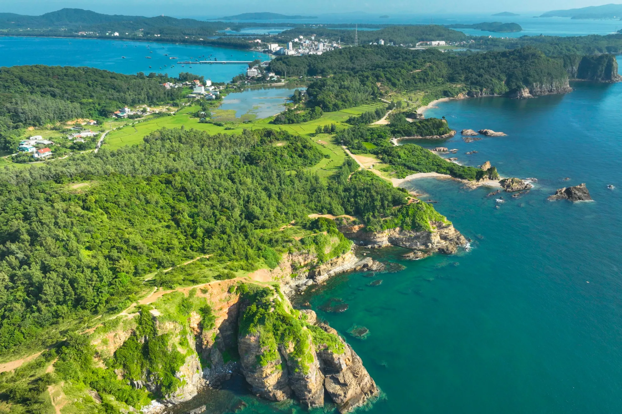 Tháng 4 nên đi du lịch ở đâu miền Bắc? Top những điểm đến lý tưởng 5 Tháng 4 là thời gian du khách lựa chọn những bãi biển trong lành cho chuyến đi của mình