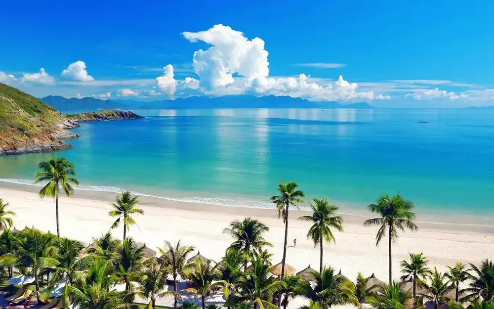 Vẻ đẹp quyến rũ của bãi biển Mỹ Khê thu hút nhiều khách du lịch trong và ngoài nước