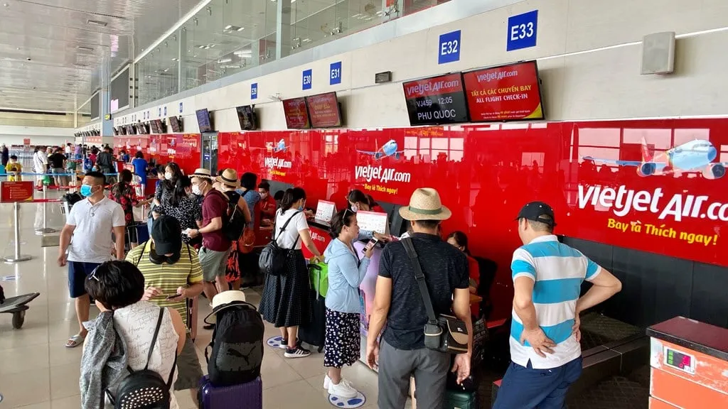 Người dân xếp hàng check in chờ lên chuyến xe trở về quê hương