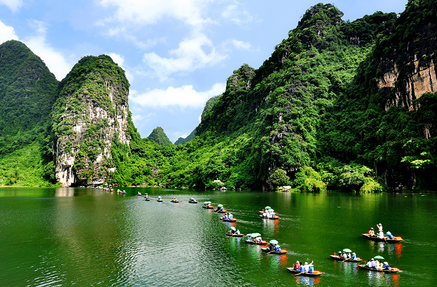 Tràng An cùng với chùa Bái Đính là điểm du lịch hấp dẫn nhất tại Ninh Bình