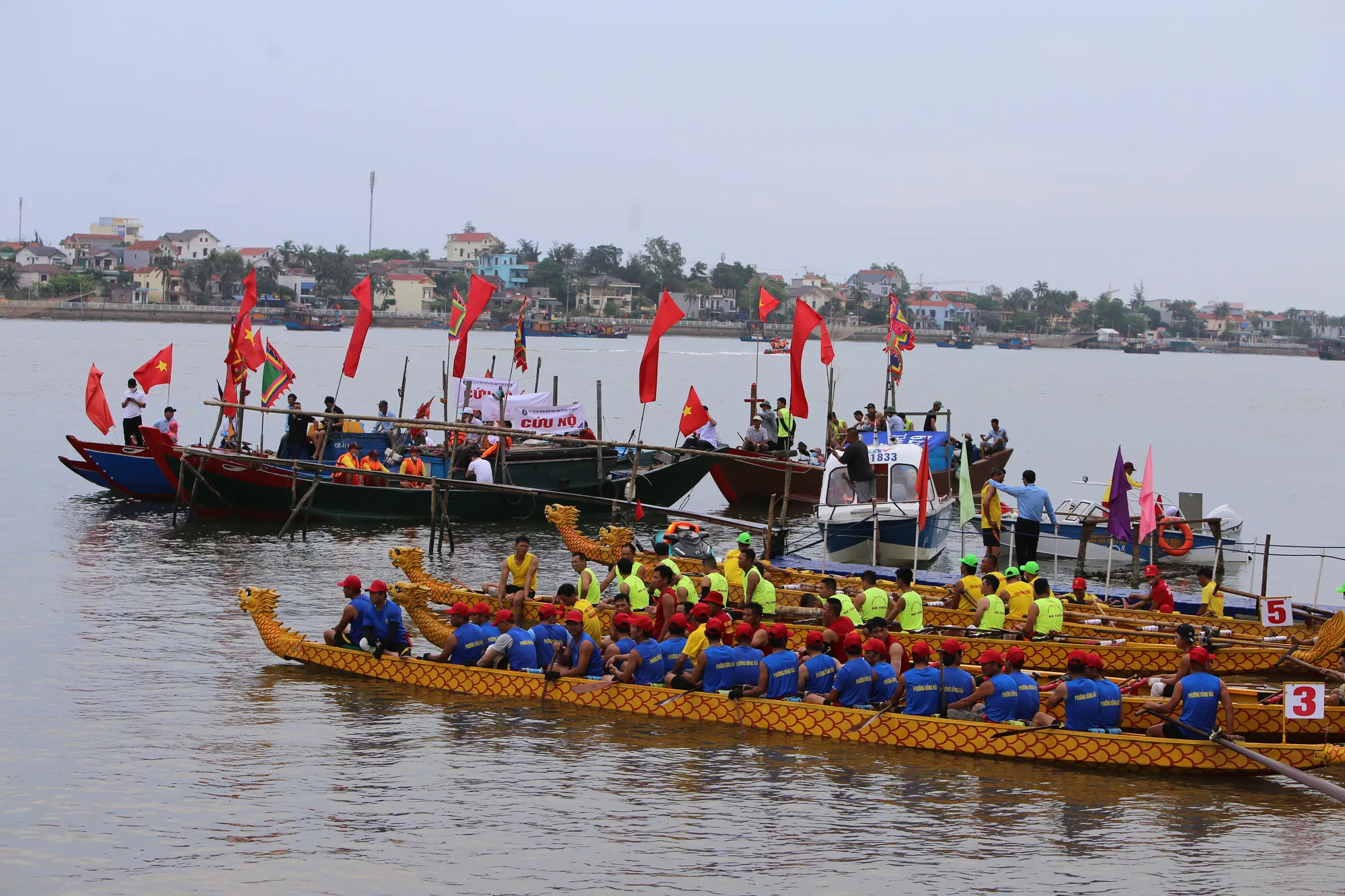 Lễ hội đua thuyền là một trong những lễ hội truyền thống của người dân Quảng Bình