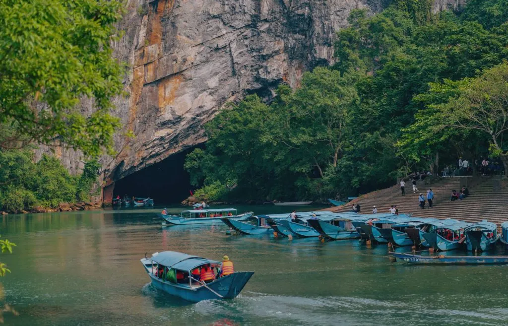 Động Phong Nha - Kẻ bàng vẫn đông đúc du khách ghé thăm vào dịp Tết