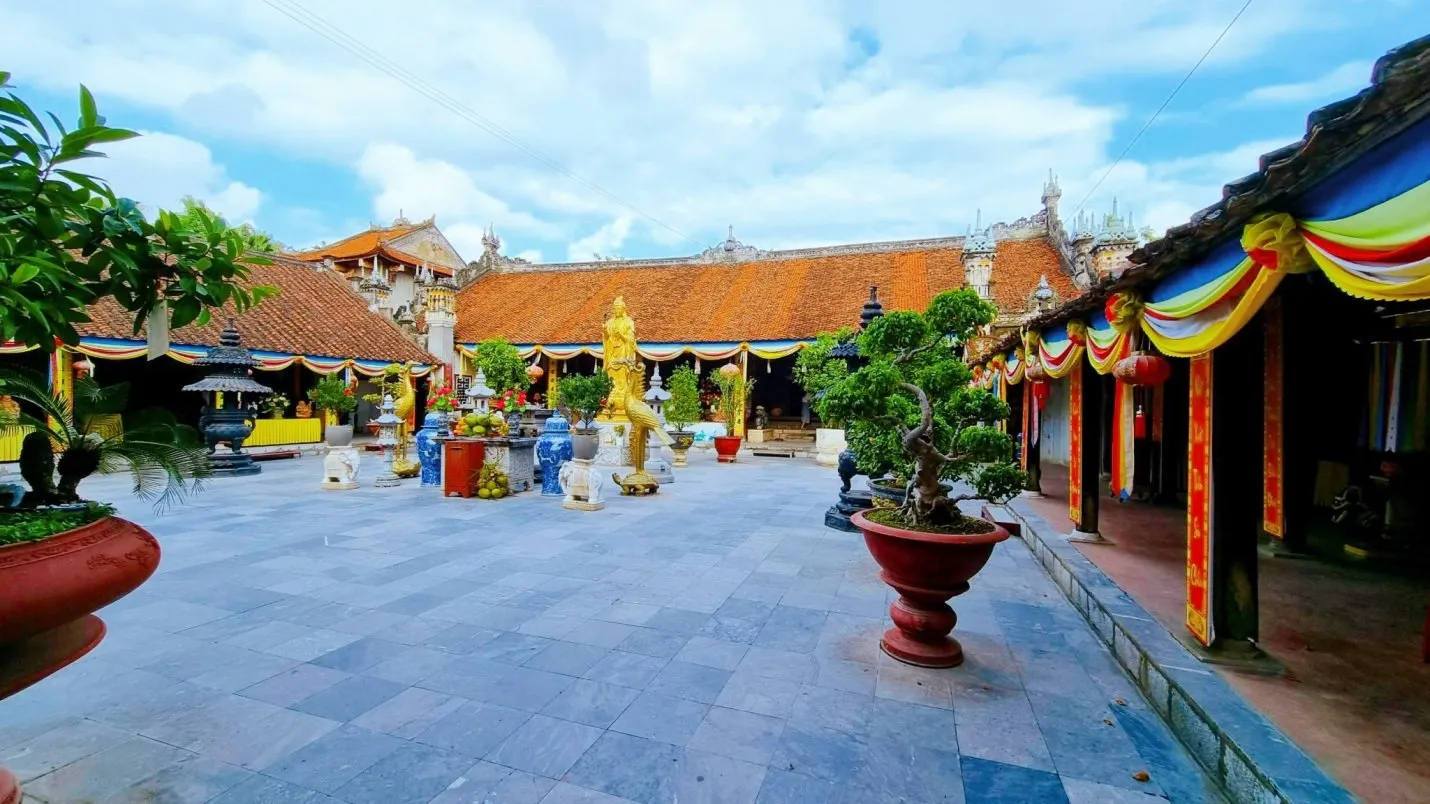 Chùa Dư Hàng là địa điểm được nhiều người dân đến để cầu bình an đầu năm mới