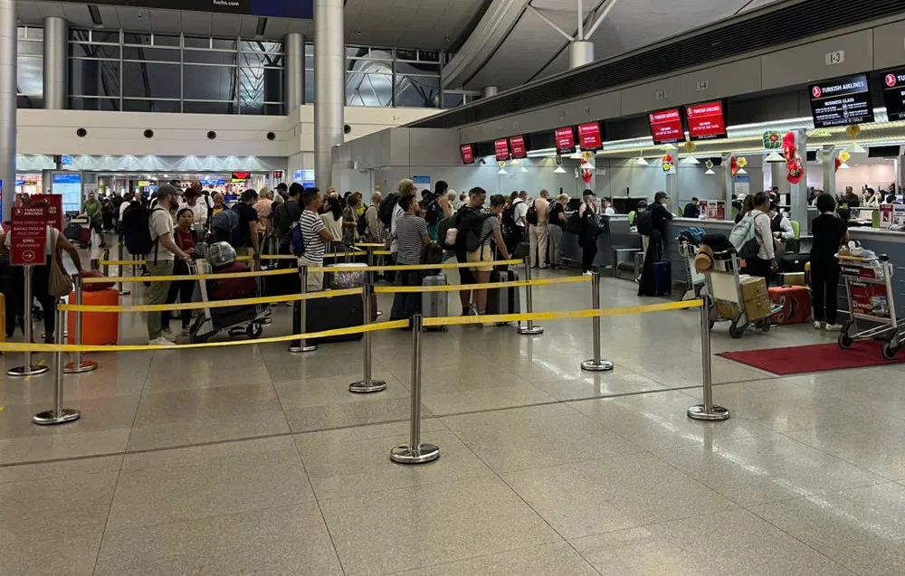 Hàng ngàn người xếp hàng check - in để lên chuyến bay trở về quê hương
