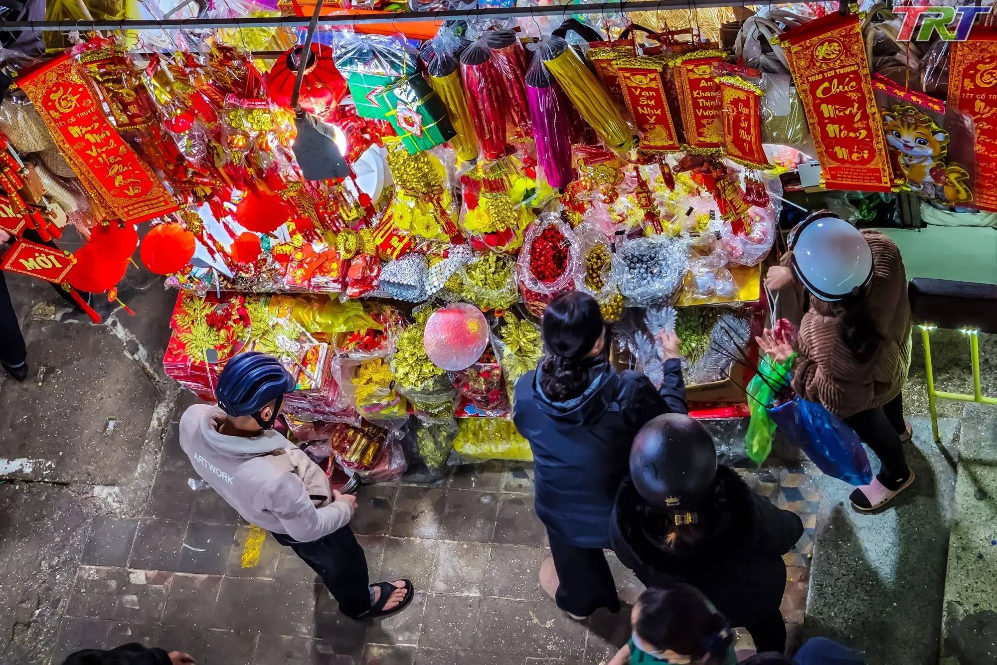 Chợ Đông Ba tràn ngập sắc màu không khí Tết