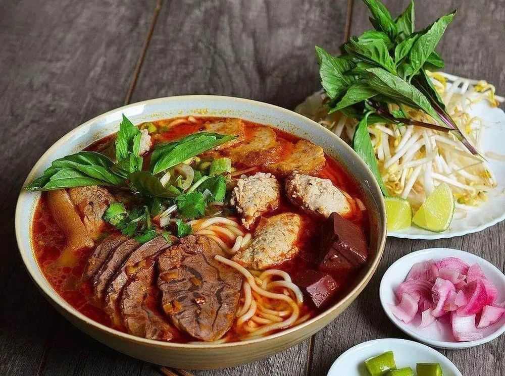 Một tô bún bò Huế cay nồng là cảm nhận được hương vị quê hương đậm đà