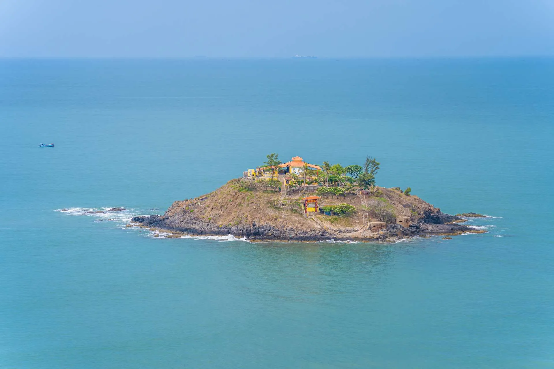 Khám phá check in Hòn Bà linh thiêng kì bí