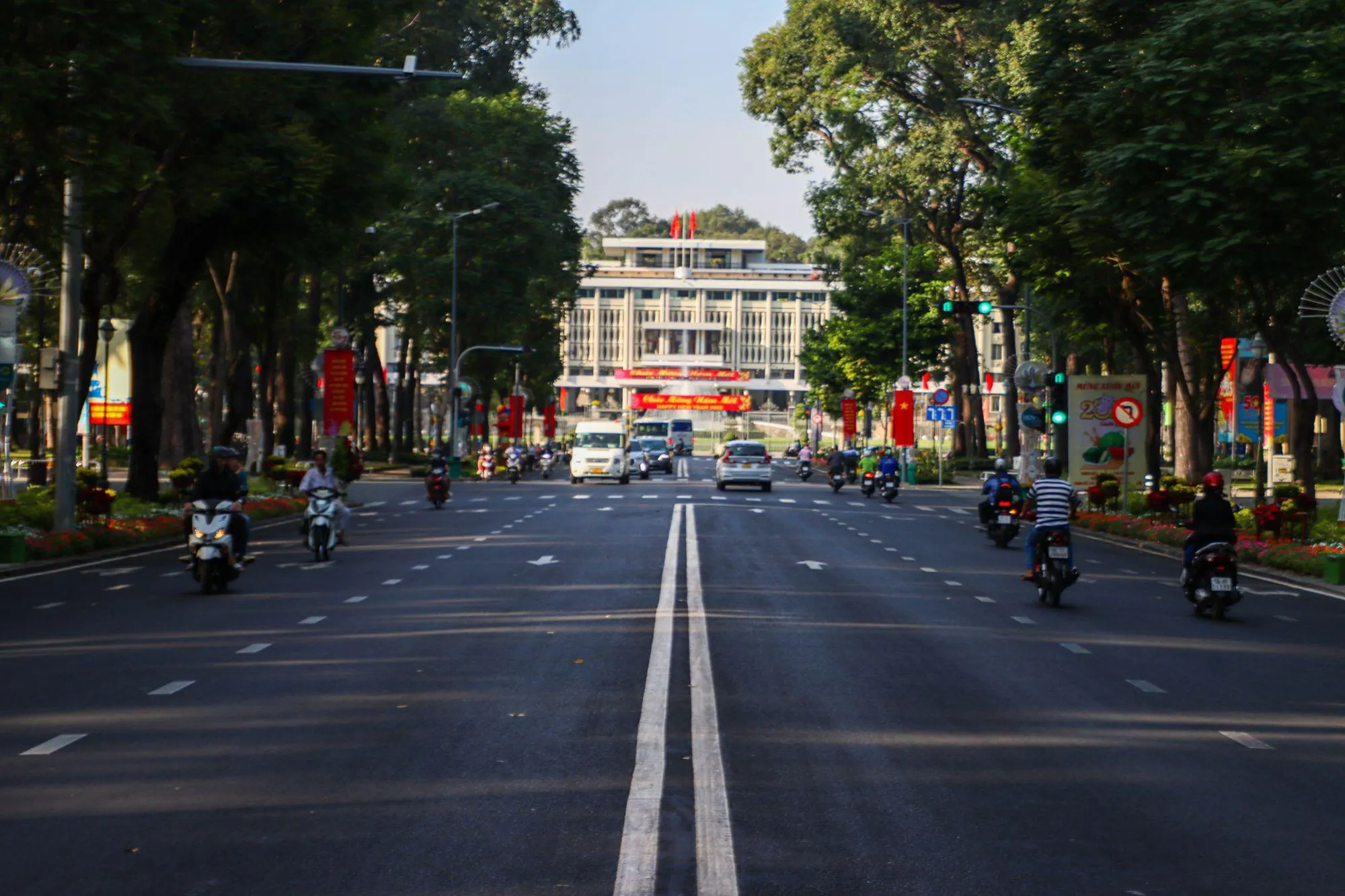 Sài Gòn những ngày đầu năm vắng vẻ, mang một vẻ đẹp bình yên lạ thường