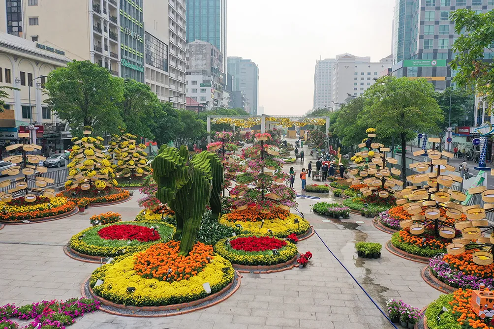 Đường Nguyễn Huệ mỗi năm lại khoác lên mình chiếc áo mới, rực rỡ cả con đường