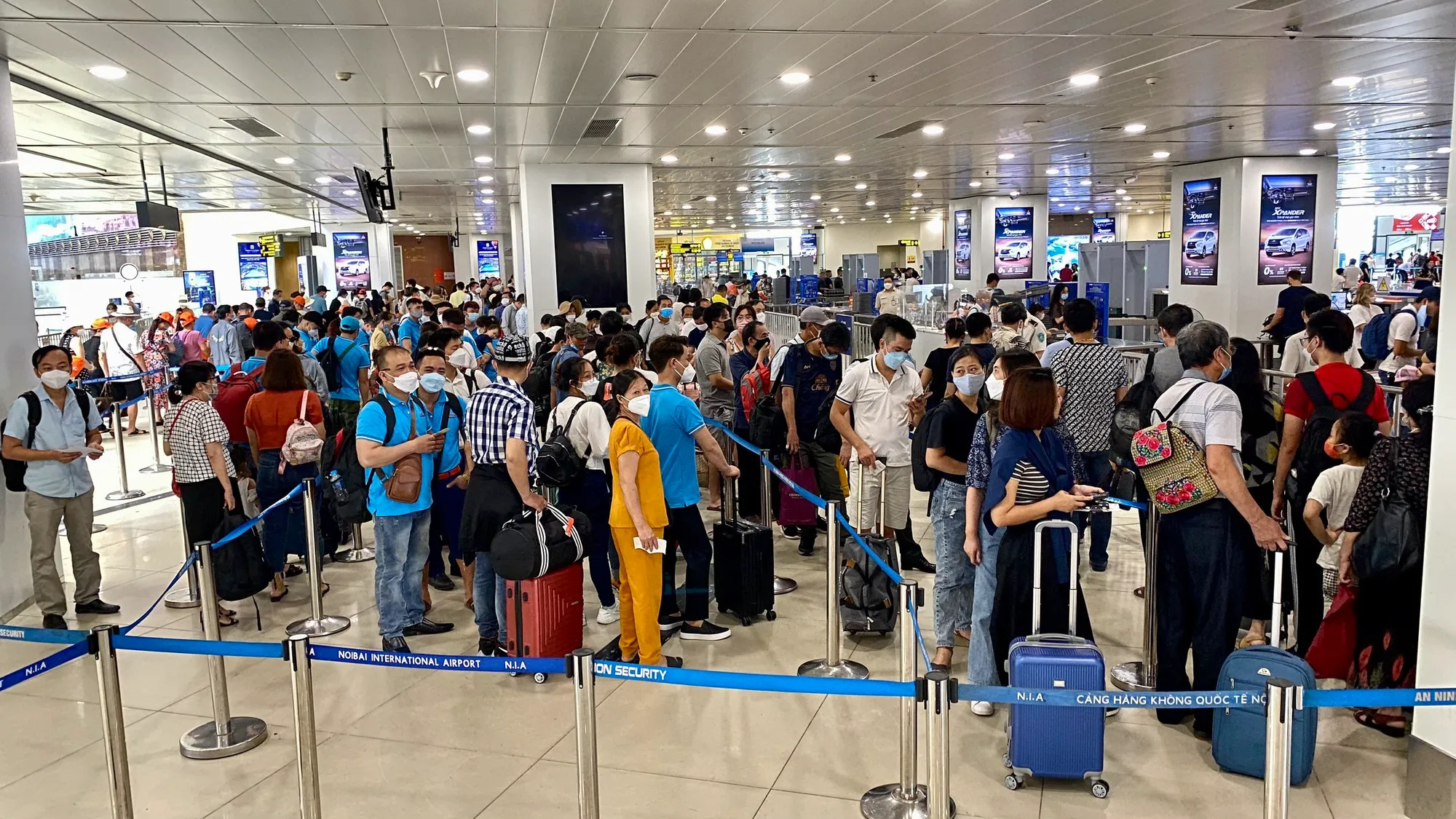 Hàng ngàn người xếp hàng chờ đến lượt check-in để lên chuyến bay trở về nhà