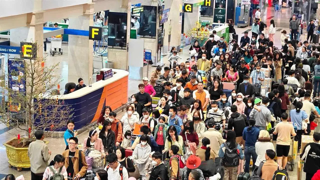 Sân bay đông đúc người dân xếp hàng check-in để lên chuyến bay trở về với gia đình