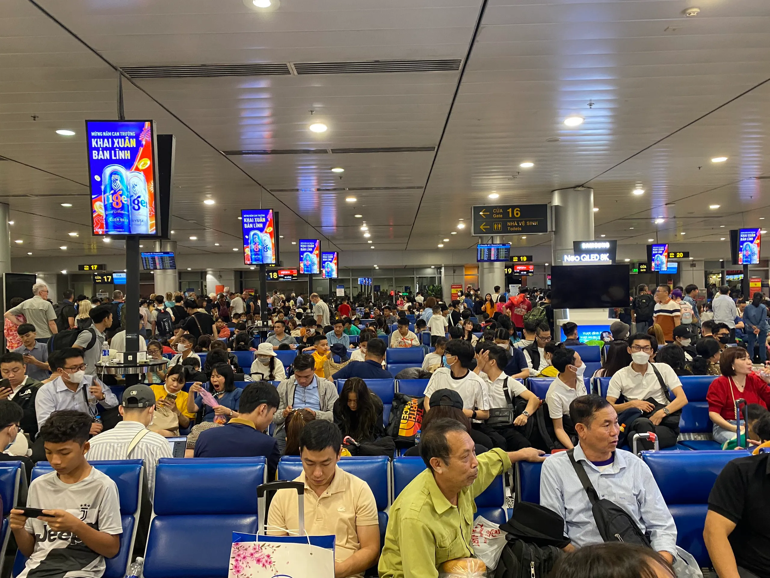 Hàng nghìn người sẵn sàng chờ vài tiếng đồng hồ để lên chuyến bay về với gia đình