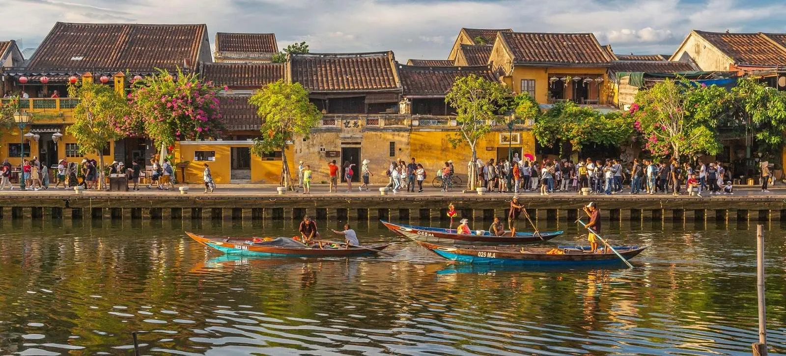 Hội An rực rỡ đón những vị khách đầu tiên trong năm mới