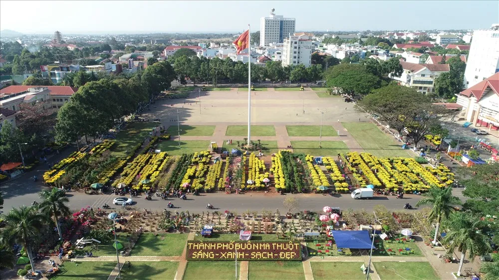 Thành phố Buôn Ma Thuột ngập tràn sắp hoa những ngày giáp Tết