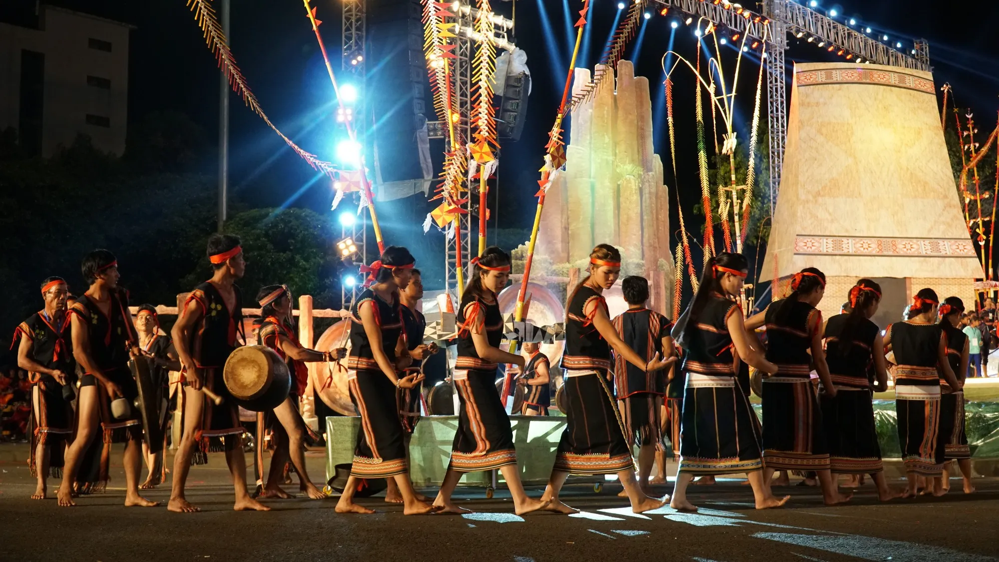 Lễ hội Cồng Chiêng là lễ hội truyền thống của người dân tộc nơi đây mỗi dịp Tết đến