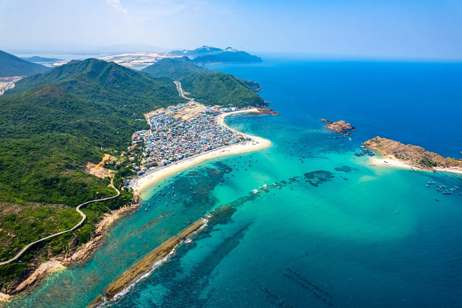 Quy Nhơn với vẻ đẹp hoang sơ kỳ vĩ