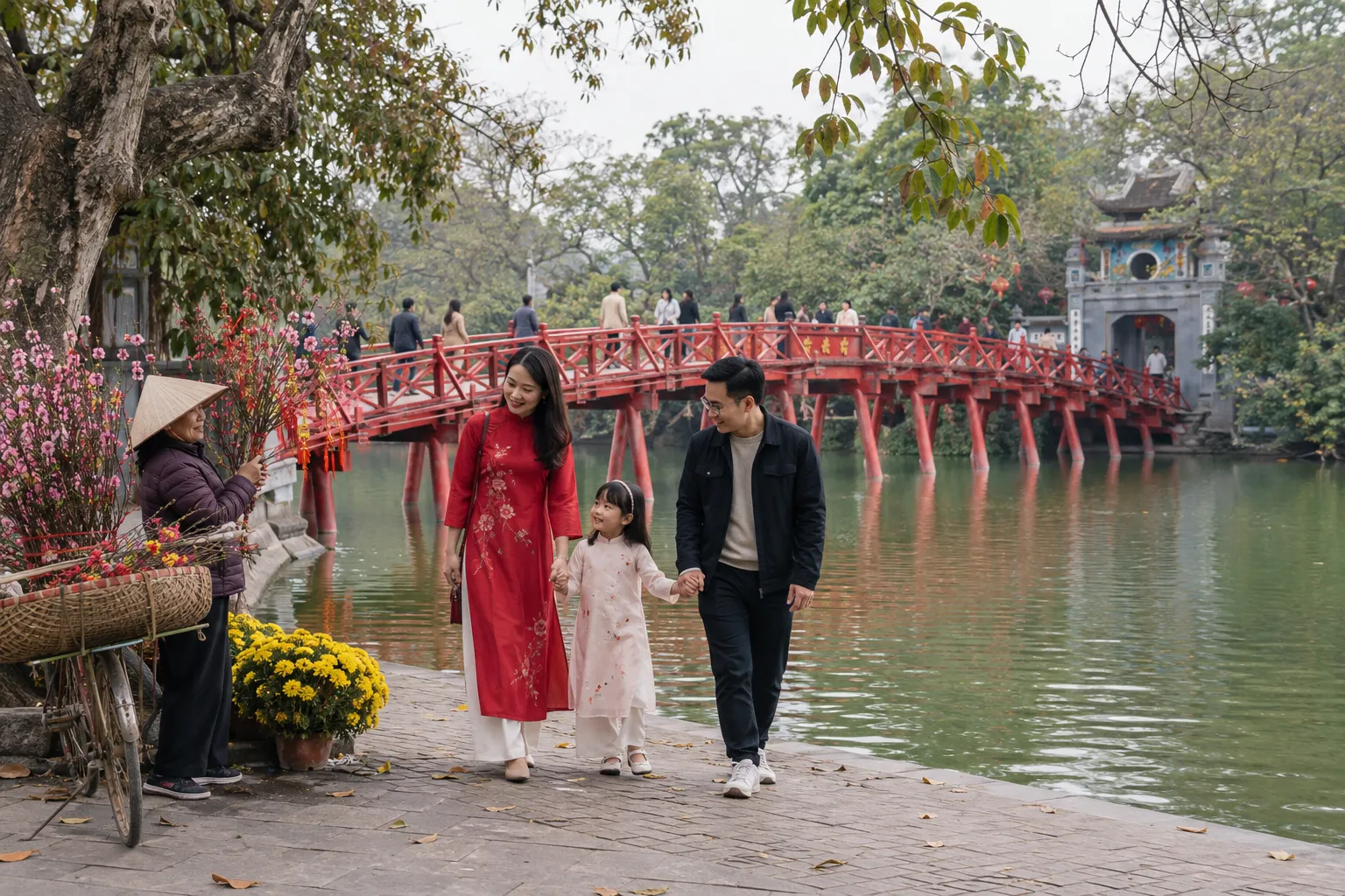 Gia đình du xuân Tết bên Hồ Gươm Hà Nội